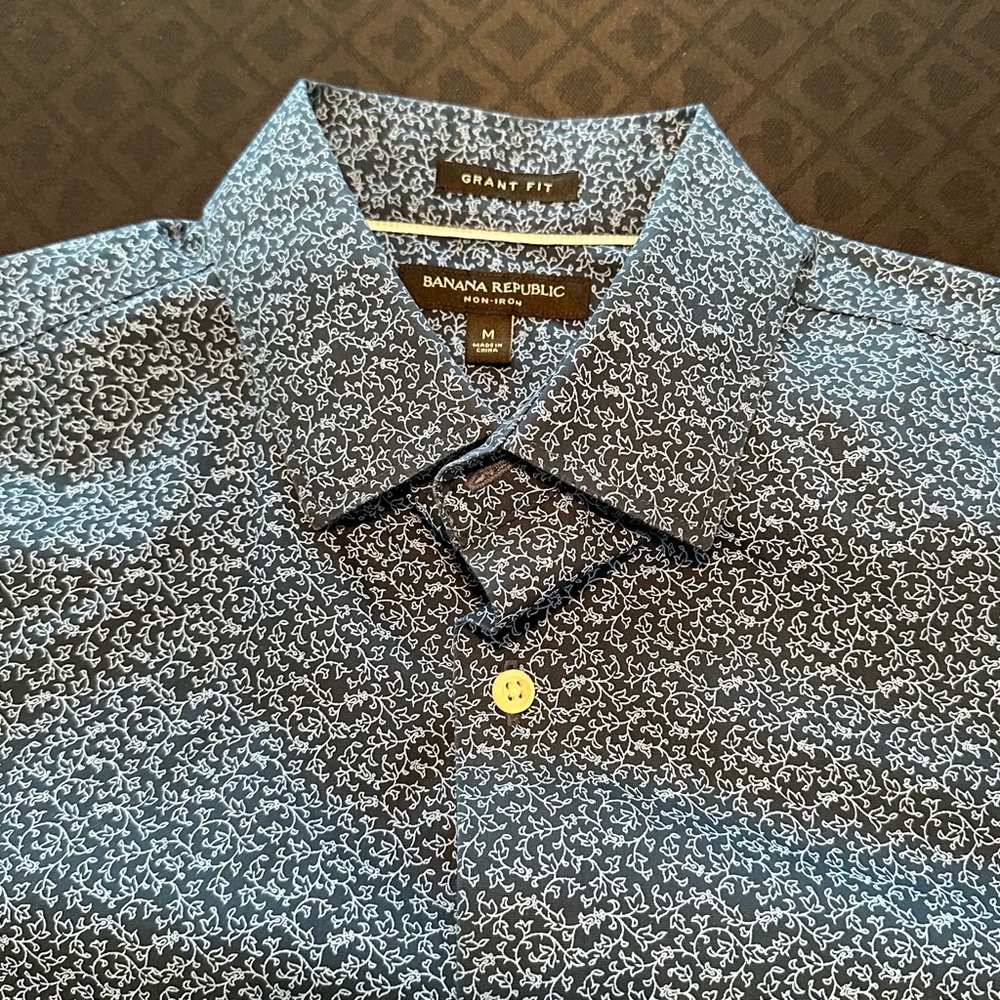 Banana Republic Men’s Button Down Non-Iron Dress Shirt - Grant Fit- Medium